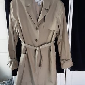 Above-the-knee raincoat